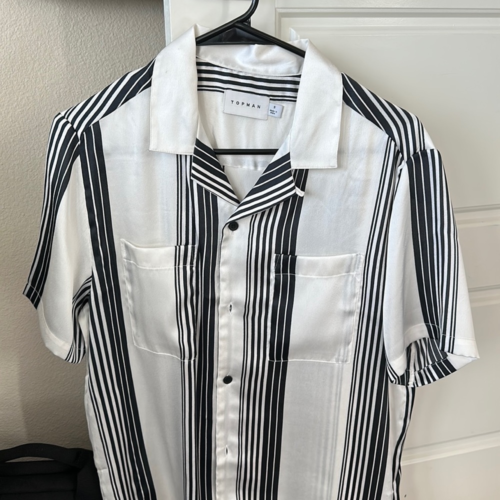 Men’s black & white shirt